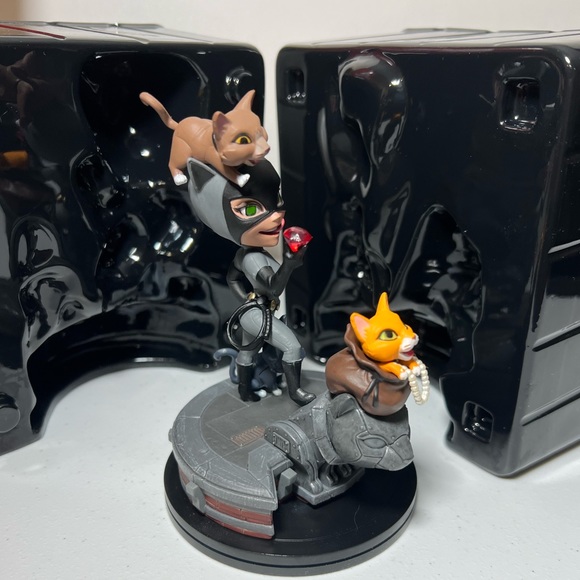 DC Comics Catwoman Q-Fig PVC Diorama - Picture 2 of 3
